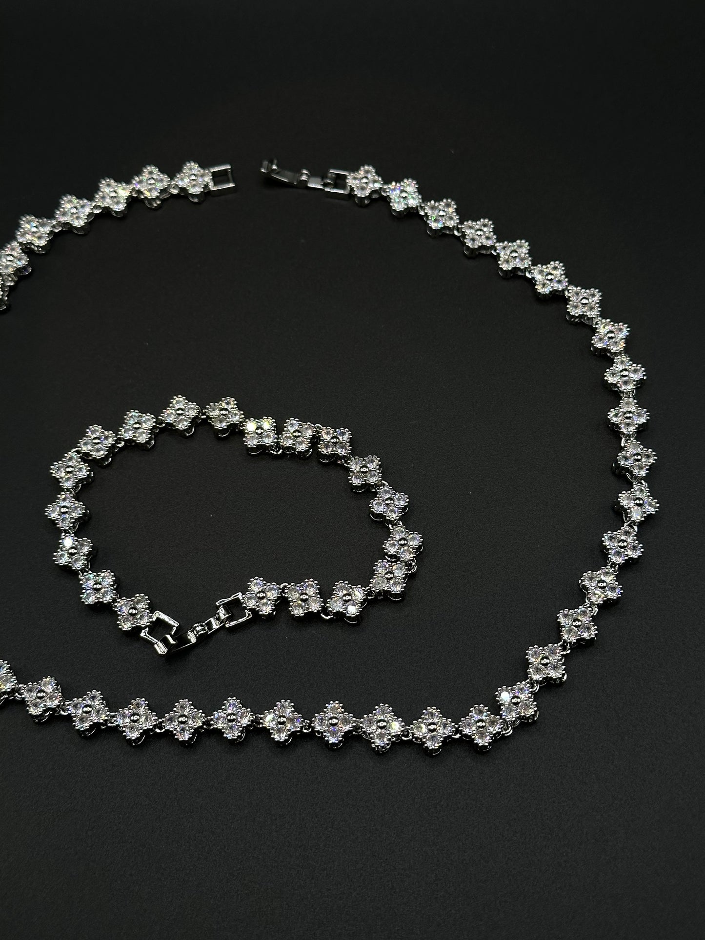 #111 Blomis Halsband Silver/Diamant